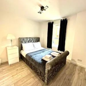3 Bedroom Riverview Flat Canary Wharf Free Parking , London United Kingdom
